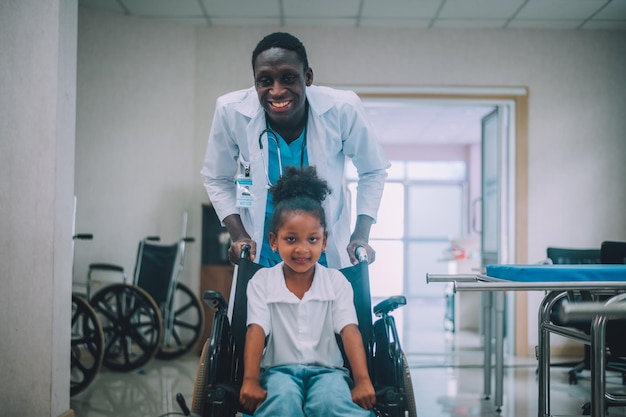 Afroamerykański lekarz pediatra z dzieckiem w szpitalu