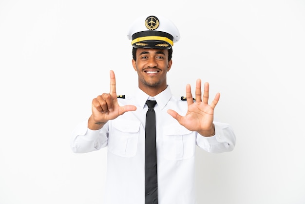 Afroamerykański pilot samolotu na białym tle, licząc siedem palcami