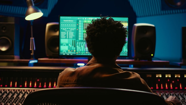 Afroamerykański producent muzyczny miksujący i masterujący utwory na konsoli audio