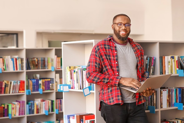 Afroamerykański student przygotowujący się do egzaminu w bibliotece