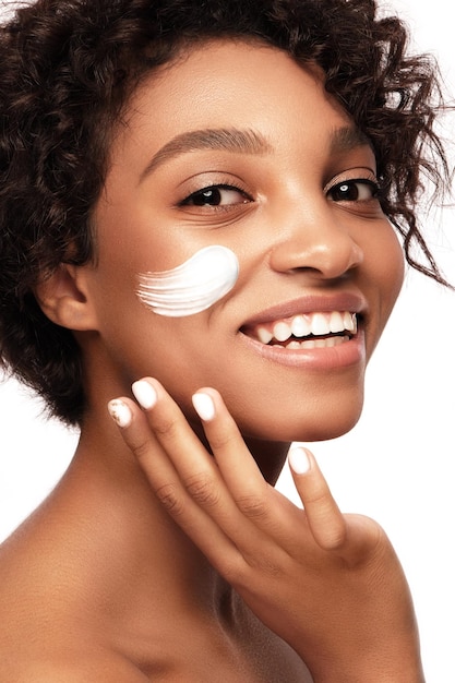 Afroamerykańskie modele pielęgnacji skóry o doskonałej skórze i kręconych włosach Koncepcja leczenia spa Beauty