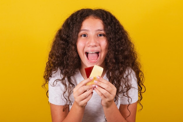 Afrobrazylijska Latynoska Dziewczyna Z Kręconymi Włosami Uśmiechnięta Trzymająca Szaszłyki Z Sera I Guawy Oraz Kawałek Sera I Guawy Apetyczne Pragnienie Romeo I Julia Słodkie Pyszne