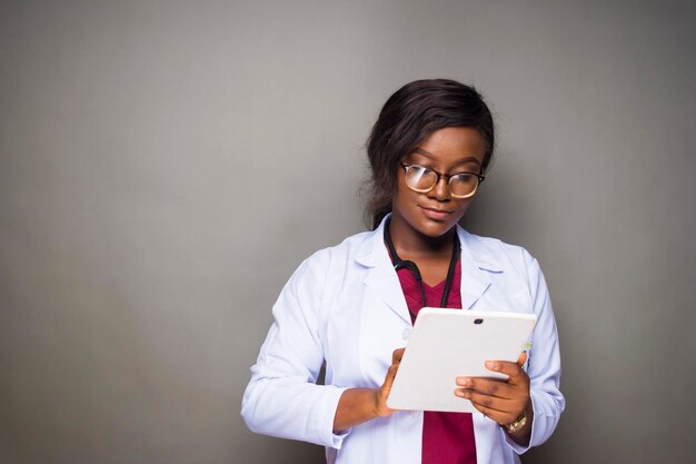 Afrykańska czarna lekarka za pomocą raportu sprawdzającego urządzenie typu tablet