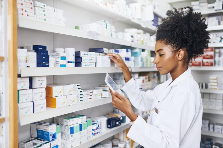 Zdjęcie afrykańska kobieta sprawdza lub tablet z ekranem w aptece dla raportu inspekcji zapasów dla zapasów leków kobieta farmaceutka apteka lub ebook dla cyfrowego zapisu informacji zdrowotnych lub badań