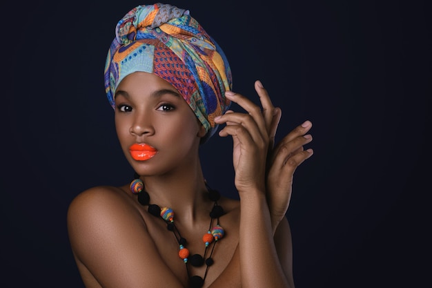 Afrykańska kobieta z kolorowym szalem na głowie