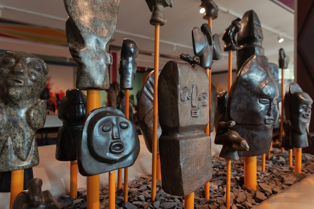 Afrykańska kultura i kreatywność Afrykańskie kamienne posągi