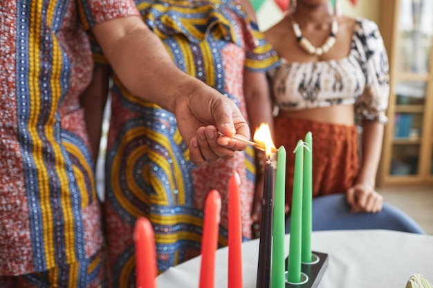Afrykańska rodzina paląca świece dla Kwanzaa