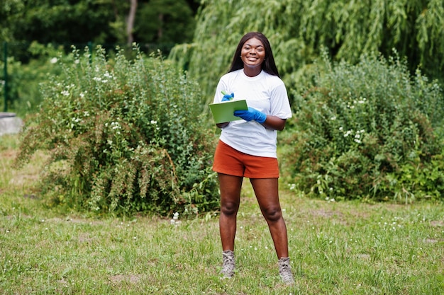 Afrykańska wolontariuszka ze schowkiem w parku Afryka wolontariat charytatywny i koncepcja ekologii