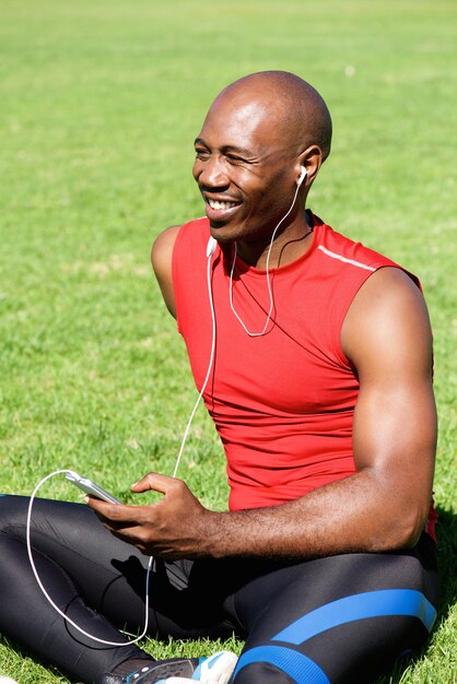 Afrykański sportowiec słucha muzyka