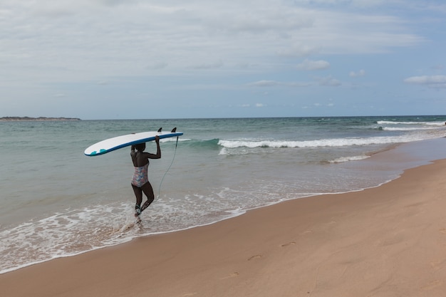 Afrykański Surfer Dziewczyna Spaceru Z Deską Surfingową Do Oceanu