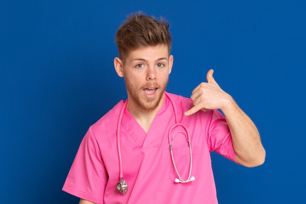 Afryki lekarz ubrany w różowy mundur