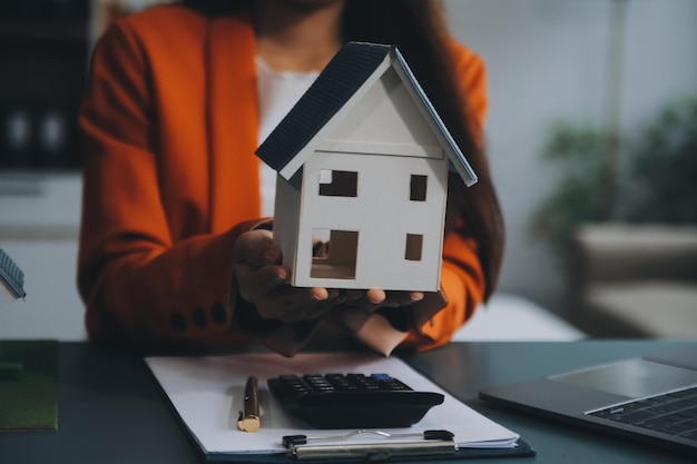 agent nieruchomości dostarczanie przykładów domów klientom umowy kredytu hipotecznego zawarcie umowy o zakupie i sprzedaży domu i umów ubezpieczeniowych na domy koncepcje kredytów hipotecznych