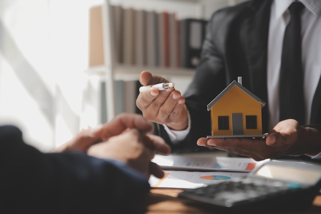 Agent nieruchomości i klient podpisują umowę na zakup ubezpieczenia domu lub pożyczkę na wynajem nieruchomości, ubezpieczenie domu lub pożyczkę na nieruchomość lub nieruchomość