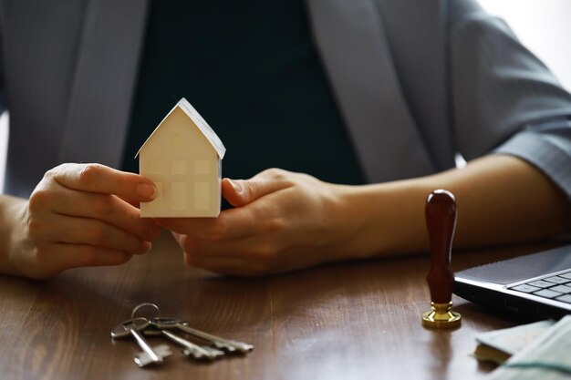 Agent nieruchomości omówił warunki umowy zakupu domu i poprosił klienta o podpisanie dokumentów Koncepcja sprzedaży domu i ubezpieczenia