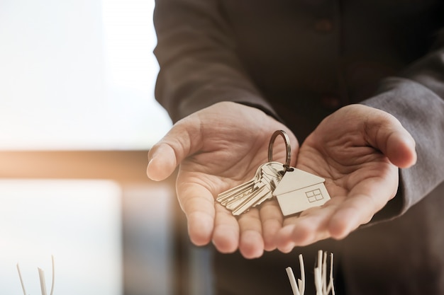 Agent Nieruchomości Przekazujący Klucze Do Domu Z Zatwierdzonym Formularzem Wniosku O Kredyt Hipoteczny I Uścisk Dłoni