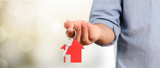 Zdjęcie agent nieruchomości przekazuje klucze do domu w ręku