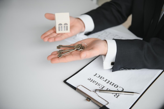 Zdjęcie agent nieruchomości wyjaśniający umowę