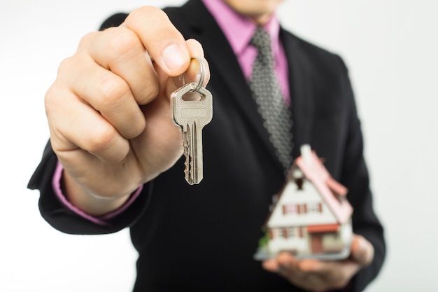 Zdjęcie agent pokazuje kluczowe nieruchomości