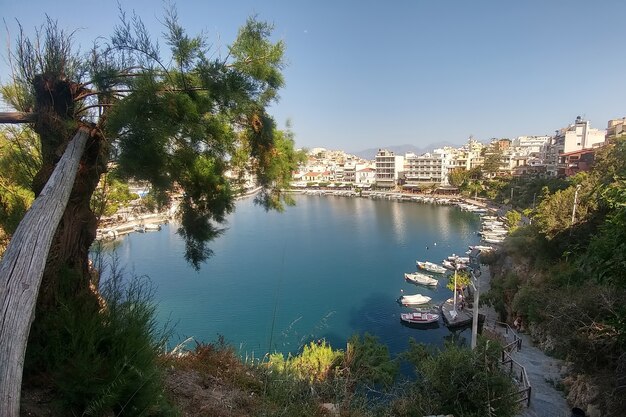 Agios Nikolaos. Kreta, Grecja. Widok Na Jezioro I Zacumowane Jachty