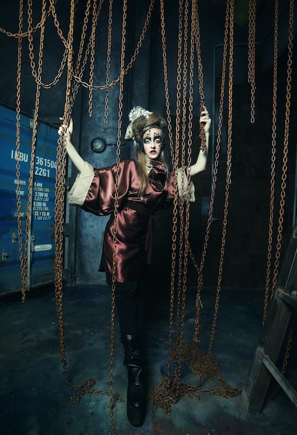 Zdjęcie agresywna stylowa steampunkowa dama w kreatywnym wnętrzu koncepcja sztuki i mody