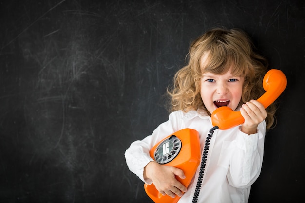 Agresywne Dziecko Dzwoniące Przez Telefon Vintage