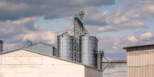 Agro silos spichlerz elewator na zakładzie przetwórstwa rolno-przetwórczego do przetwórstwa suszenie czyszczenie i przechowywanie produktów rolnych mąka zboża i zboża