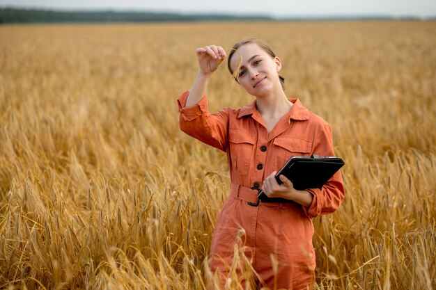 Agronom gospodarstwa probówki z ziarnami jęczmienia w polu, zbliżenie. Hodowla zbóż, z wyjątkiem testowania pszenicy