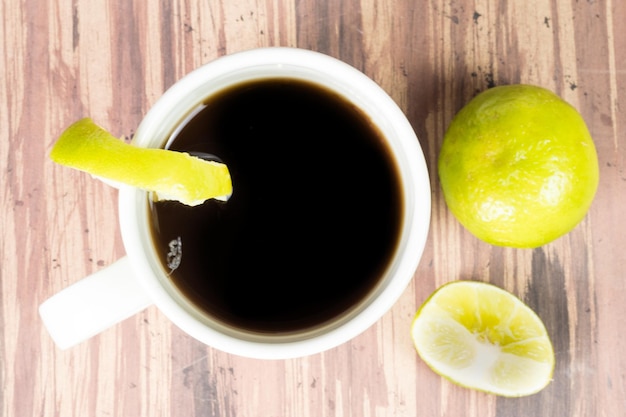 Agua de panela i cukierki z cytryny lub trzciny cukrowej na drewnianym tle z kopią miejsca typowe jedzenie z Kolumbii