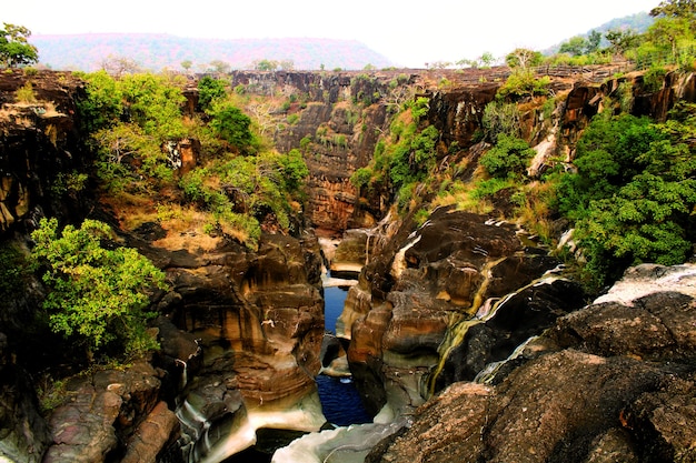 Ajanta Maharashtra 15 grudnia 2019 r. Rzeka Waghur, która płynie w kierunku jaskini Ajanta