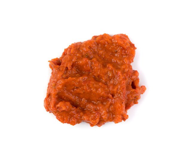 Ajvar lub pindjur pomarańczowy warzywny środek do smarowania z papryki, bakłażanów i oleju. Sos marinara, salsa, chutney lub lutenica na białym tle