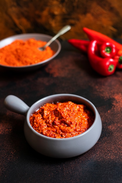 ajvar, przystawka z pieczonej papryki na stole, bałkańska przystawka z pieczonej papryki