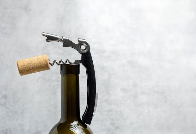 Zdjęcie akcesoria do otwieraczy do wina narzędzia butelka róży i ser brie camembert izolowane szare kafelki tłog