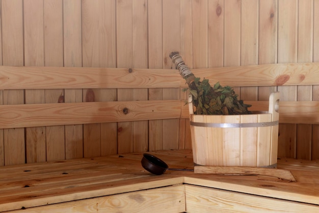 Akcesoria do sauny w saunie drewnianej Drewniana wanna brzozowa miotła w gorącej parowej łaźni fińskiej