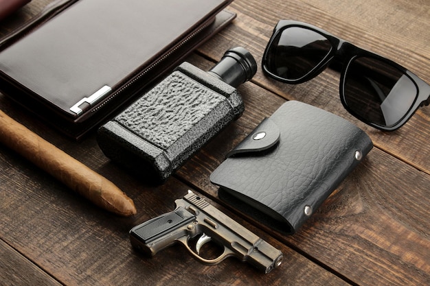 Akcesoria męskie styl męski Cigar perfumy portfel okulary posiadacz wizytówki słuchawki na brązowym tle drewnianych