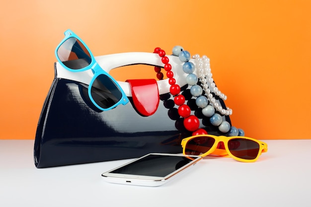 Akcesoria modowe damskie Twój styl okulary przeciwsłoneczne torebka i telefon komórkowy