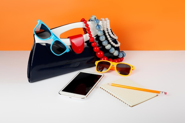 Akcesoria modowe damskie Twój styl okulary przeciwsłoneczne torebka telefon i notebook