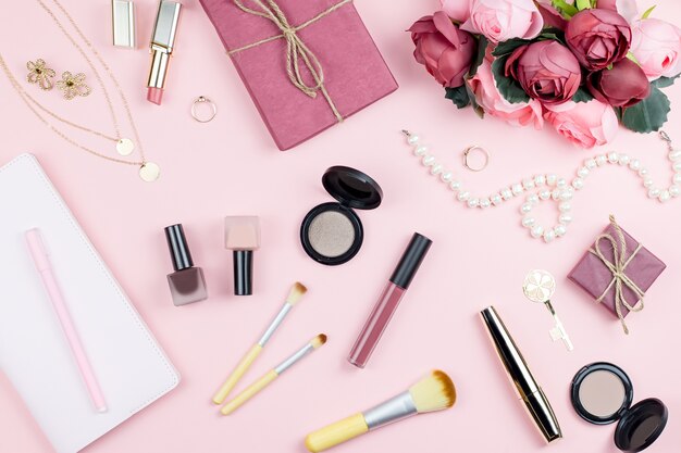 Akcesoria modowe i produkty do makijażu na różowo