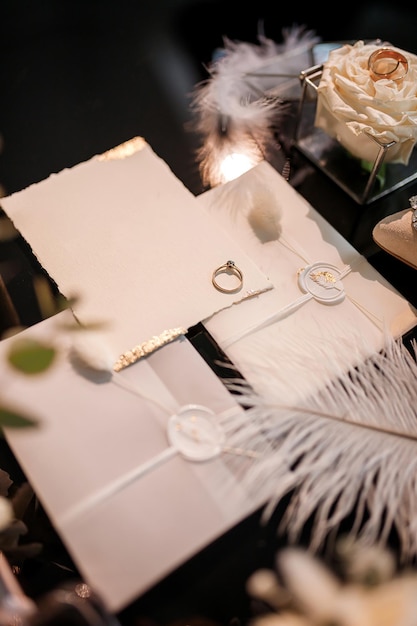 Akcesoria ślubne, takie jak pierścionek z bukietem butów i perfumy, leżą na stole