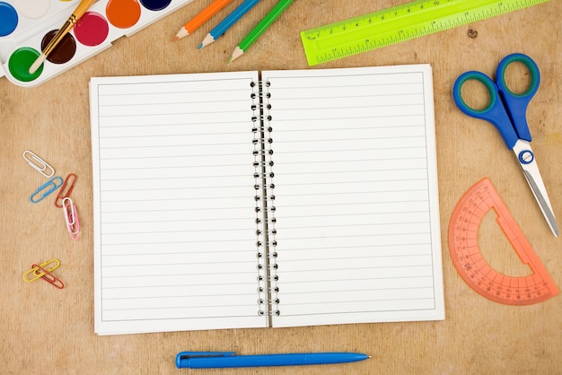 Akcesoria szkolne i sprawdzone notebook na drewnianym stole