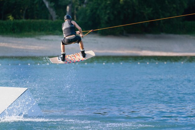 Akrobacja na wakeboardzie