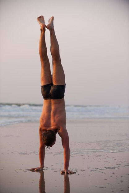 Akrobata na plaży