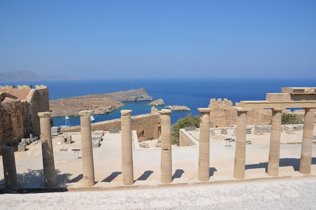 Akropol Lindos na greckiej wyspie Rodos z błękitnym morzem w tle