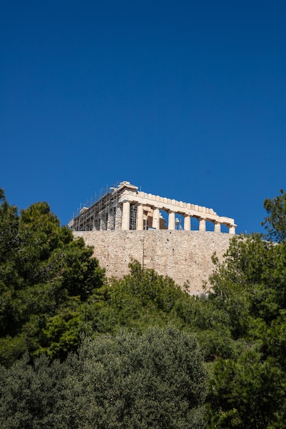 Akropol w Atenach, Grecja rock i Partenon na tle błękitnego nieba słoneczny dzień