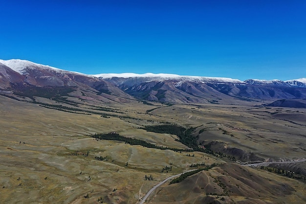 Aktru panorama gór ałtaju, górski szczyt letni krajobraz w rosji