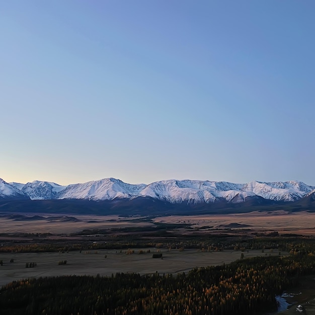 Aktru panorama gór ałtaju, górski szczyt letni krajobraz w rosji