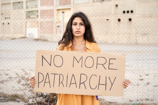 Zdjęcie aktywistka protestująca na ulicach koncepcji feminizmu