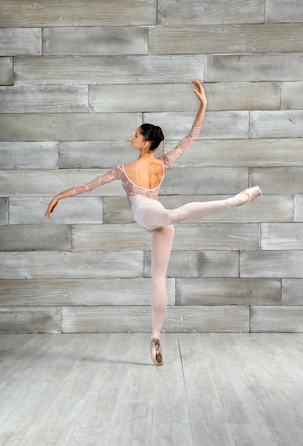 Aktywna balerina wykonująca postawę