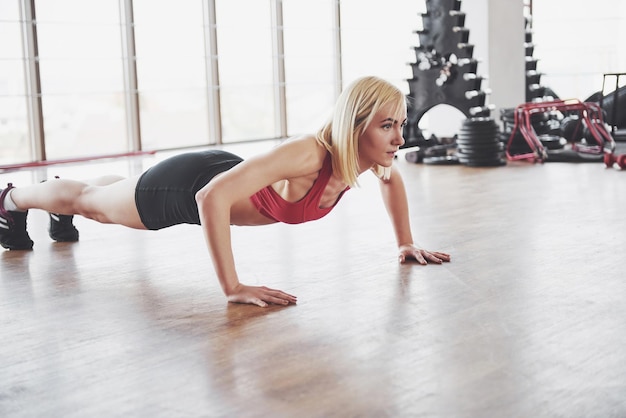 Zdjęcie aktywna dziewczyna w siłowni concept workout zdrowy styl życia sport