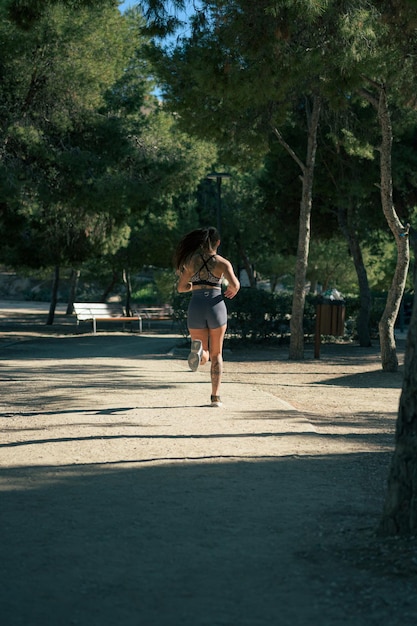 Aktywna kobieta ćwicząca w parku na świeżym powietrzu
