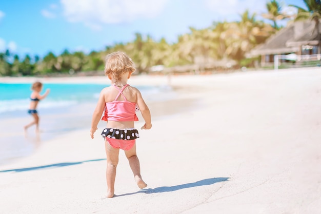 Aktywna Mała Dziewczynka Ma Dużo Zabawy Na Plaży.